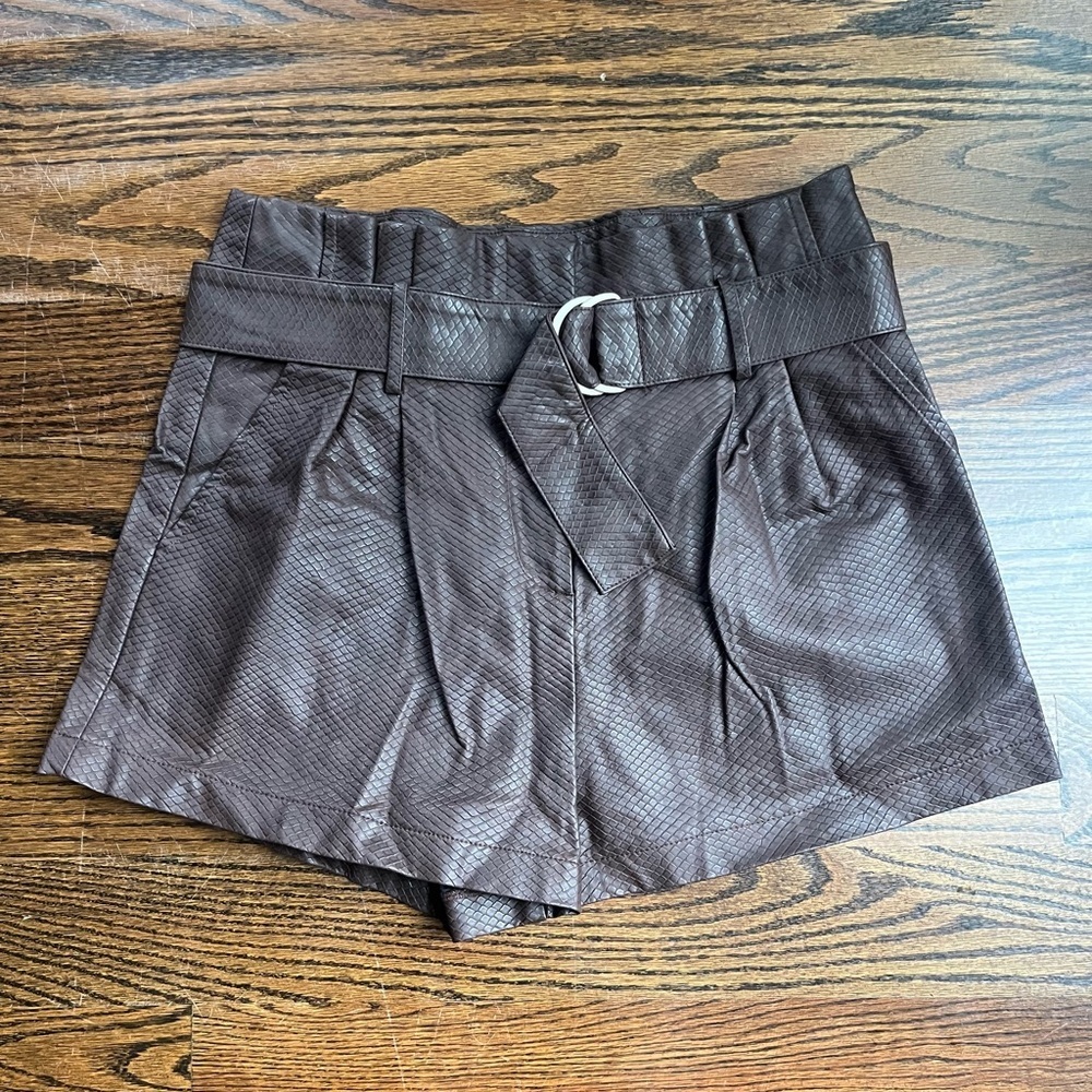 HONEY PUNCH FAUX LEATHER WOMEN Pleated SHORTS SIZE L high rise belt brown NWOT